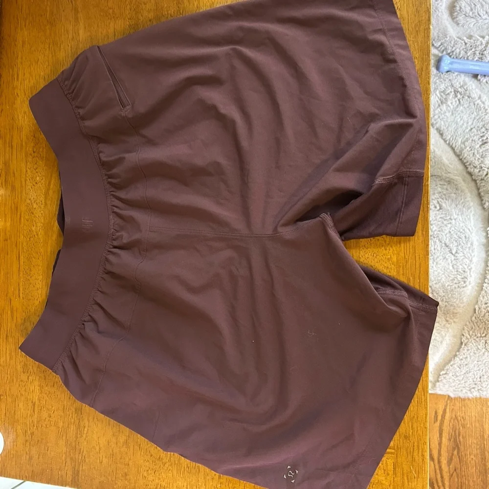 Aloha Lululemon Men's Shorts - T.H.E. Linerless Shorts 7" Plum - Size Medium - Picture 4 of 6